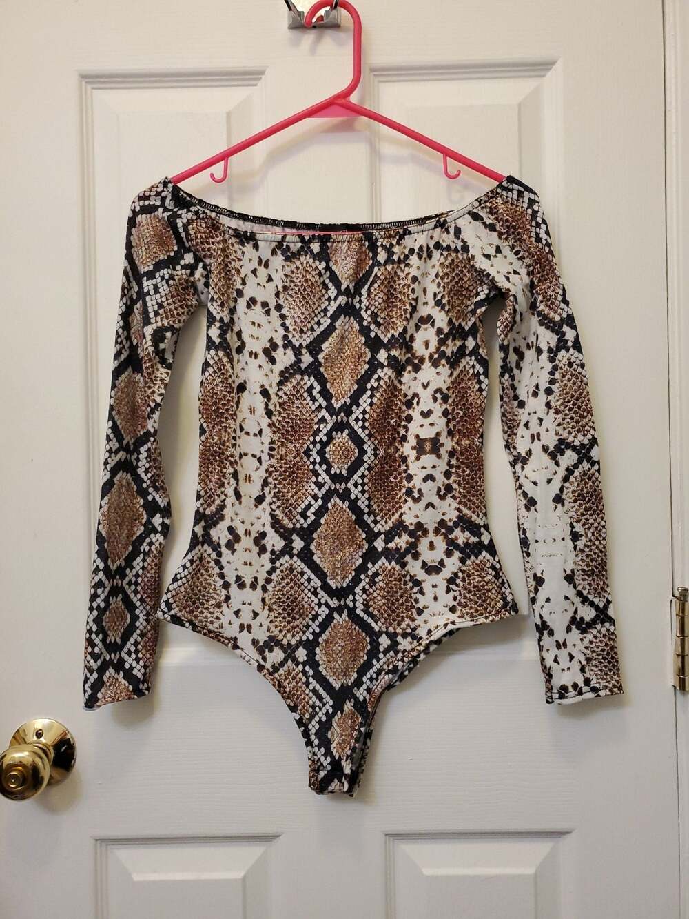 PRETTYLITTLETHING Long Sleeve Off-the-Shoulder Snakeskin Print Bodysuit